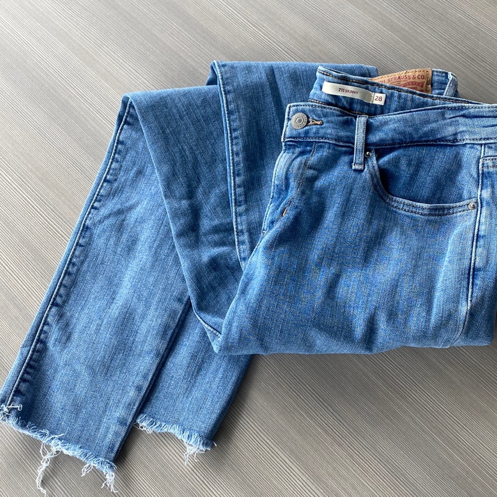 Levi’s light rinse size 28, 32L